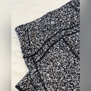 Lululemon Cropped Womens Size 4 Leggings Black White and Gray Floral Design
